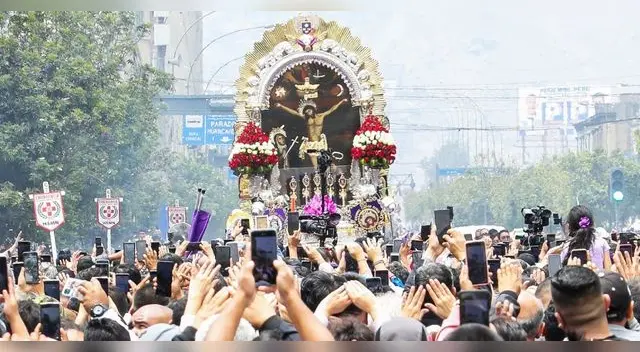Fieles en la procesión del Señor de los Milagros.