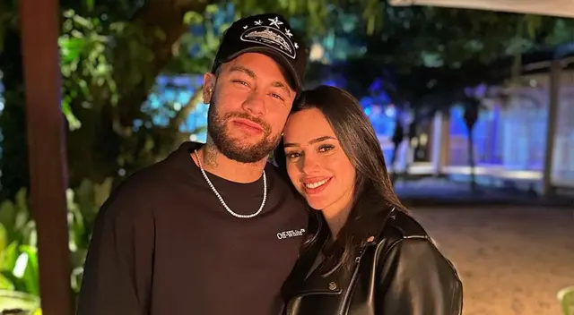 El jugador brasileño y su novia subieron las postales de lo que fue la llegada de su hija.