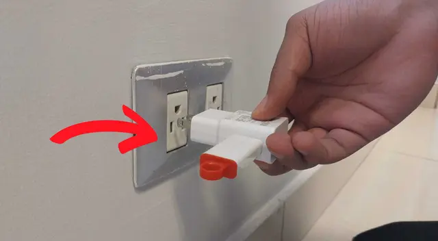 Los expertos advierten de un posible riesgo al enchufar el cargador con una memoria USB.