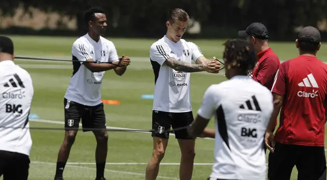 Oliver Sonne trabajando con los compañeros de la Bicolor