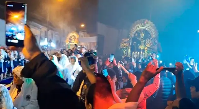 El Señor de los Milagros recibió un homenaje por parte de hinchas de Alianza Lima.