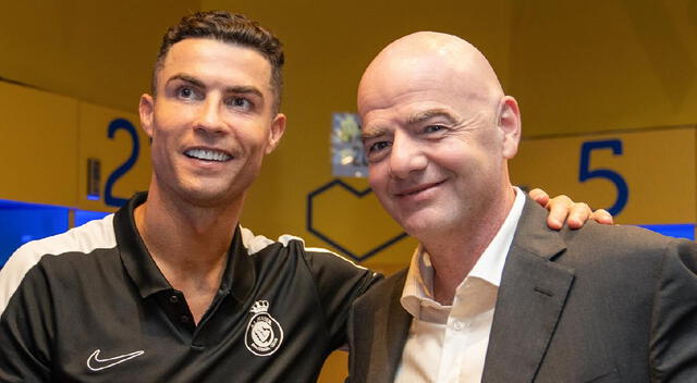 Presidente de la FIFA junto al atacante portugués.   