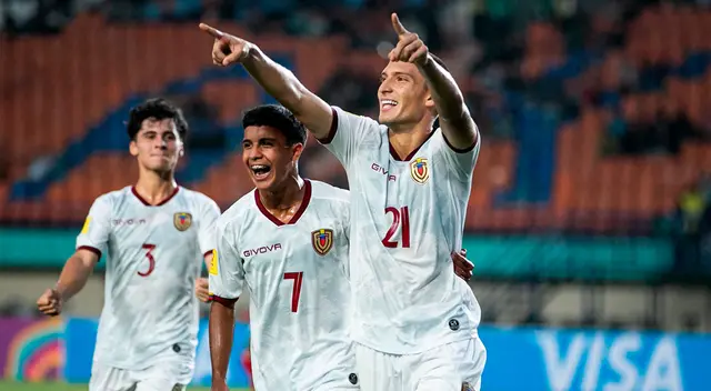 Venezuela rescató empate ante México con un hombre menos.