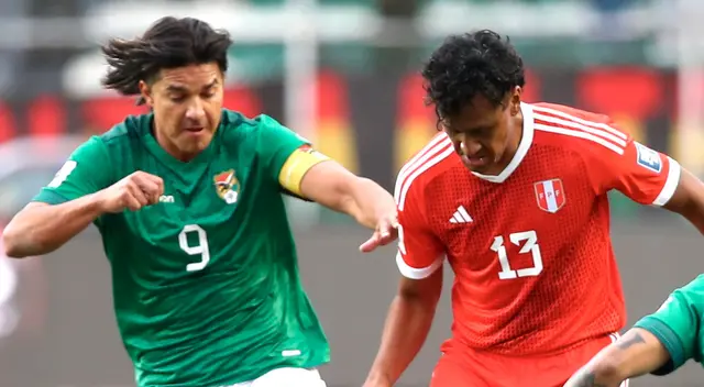 Bolivia juega contra Perú en el Estadio Hernando Siles de La Paz por las Eliminatorias.