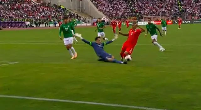 El árbitro había cobrado penal contra Bryan Reyna.