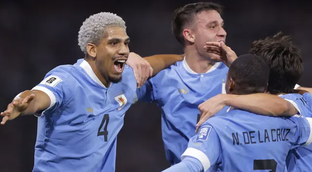Ronald Araújo celebra su gol con Uruguay en La Bombonera.