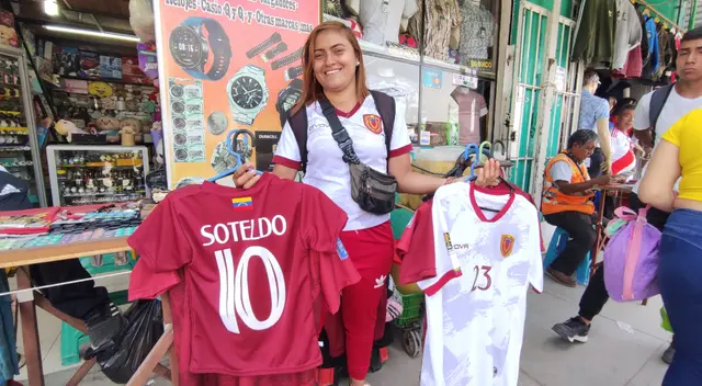 Comerciantes revelan que las camisetas de Venezuela están siendo más vendidas que las de Perú.