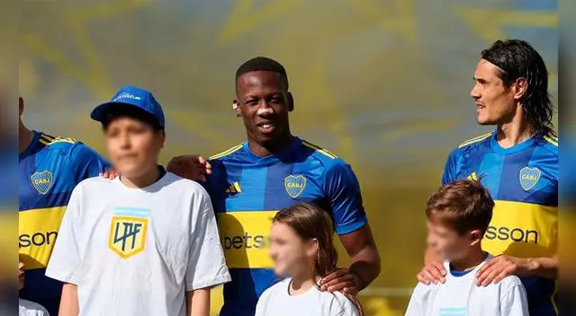 Luis Advíncula posó con el menor que viajó hasta Argentina para presenciar un partido internacional en vivo. Foto: Make-A-Wish