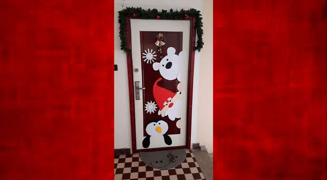 Algo fuera de los común y sin mucho gasto. Esta puerta representa muy bien la Navidad.