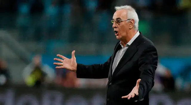 Jorge Fossati espera las próximas horas para firmar con la FPF.