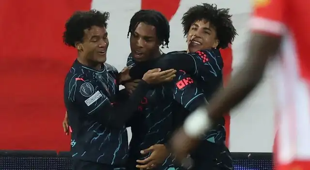Jude Hamilton y Oscar Bobb celebrando los goles de Manchester City