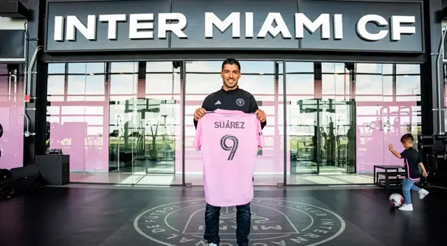 Luis Suárez posando con la camiseta del Inter Miami.