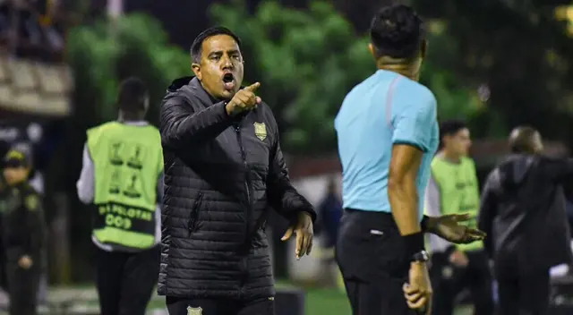 César Farías dejó de ser técnico de Águilas Doradas.