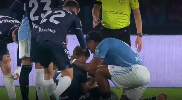 Renato Tapia consuela a rival tras dura lesión en partido de LaLiga. Renato Tapia consuela a rival tras dura lesión en partido de LaLiga.