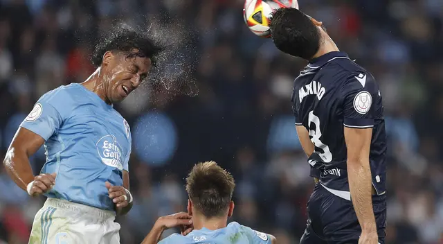 Renato Tapia jugó 72 minutos ante Real Sociedad.
