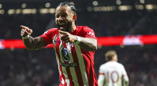 Memphis Depay celebra su gol contra Sevilla.