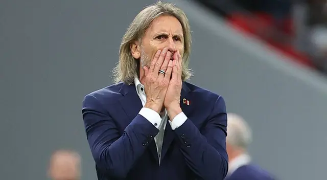 Ricardo Gareca luce muy feliz la indumentaria de la selección .