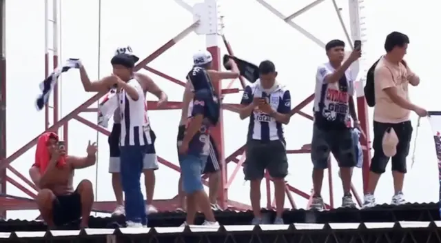 Hinchas de Alianza Lima retrasaron partido ante Alianza Atlético