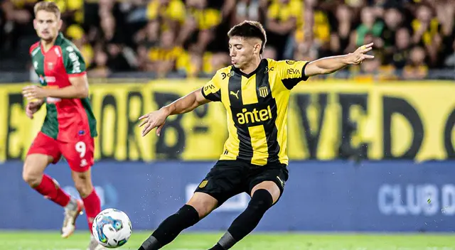Peñarol y Boston River juegan en el Campeón del Siglo. Peñarol y Boston River juegan en el Campeón del Siglo.