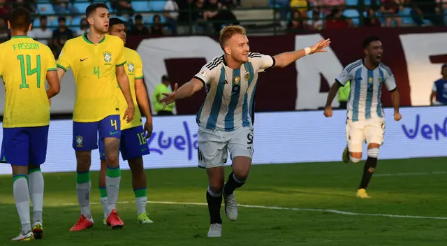 Luciano Gondou celebra su gol ante Brasil.