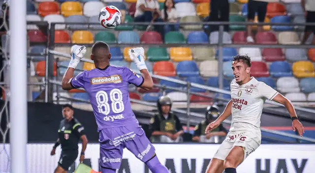 Universitario derrotó 2-0 a Sport Huancayo en el Monumental.