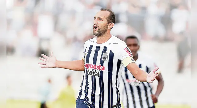 Hernán Barcos le apunta la placa para marcar su gol 51 ante Sporting Cristal. Foto: difusión