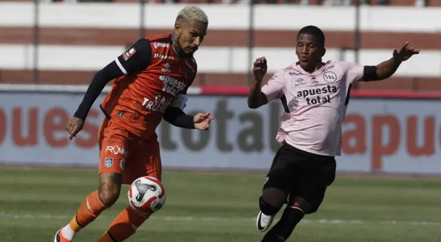Paolo Guerrero luchando una pelota dividida.