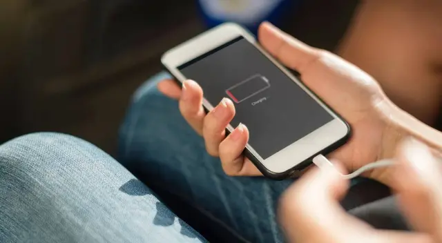 Esto pasará con teléfono si solo usas cargador genérico Esto pasará con teléfono si solo usas cargador genérico