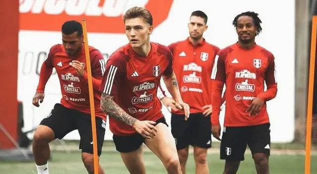 Jorge Fossati apunta a su primer entrenamiento con la selección peruana.