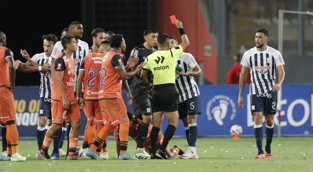 Joel Alarcón le muestro la tarjeta roja a Adrián Arregui en el partido ante César Vallejo.