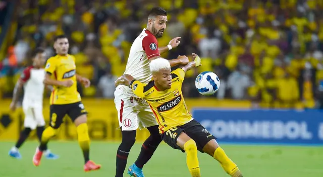 Luis Urruti luchando un balón dividido con un jugador de Barcelona SC