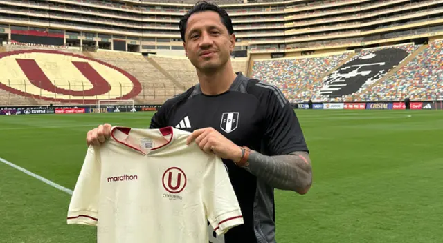 Gianluca Lapadula con la camiseta de Universitario en el Monumental.