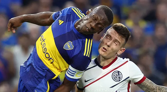 Advíncula recibió la cinta de capitán de Boca Juniors por algunos minutos.