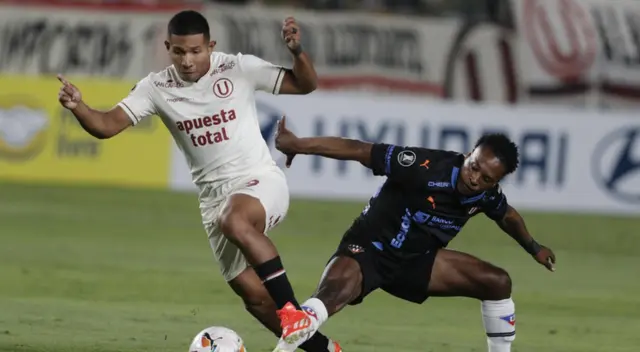 Edison Flores protegiendo el balón ante la marca de un rival.
