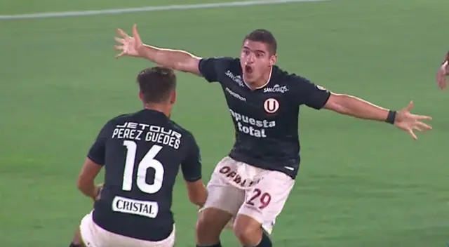 Aldo Corzo anota el primer gol de Universitario ante Junior.