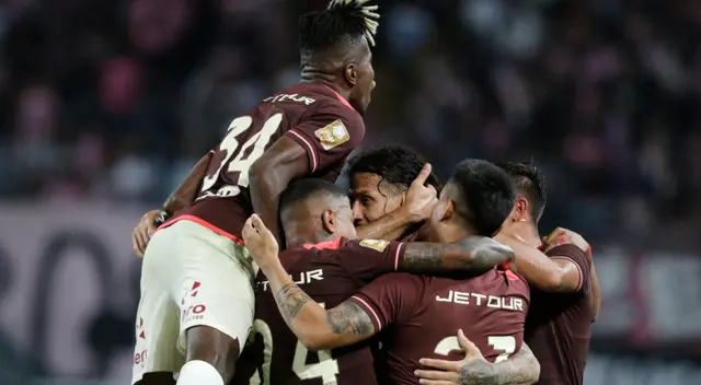 Jugadores de Universitario festejando el gol de Riveros ante Boys.