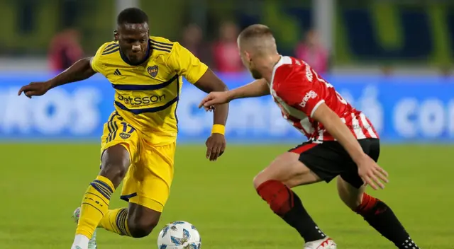 Luis Advíncula enfrentando a un rival de Estudiantes