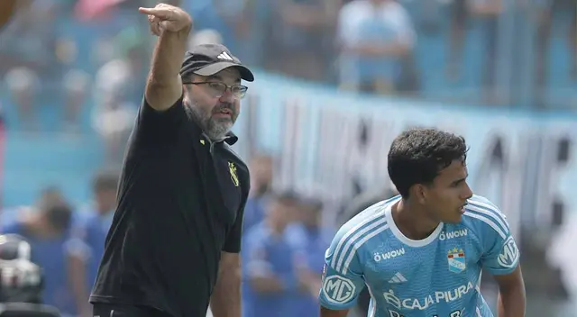 Enderson Moreira cumple su primera temporada en Cristal