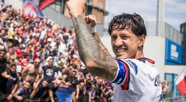 Gianluca Lapadula anotó y celebró con hinchas de Cagliari. Gianluca Lapadula anotó y celebró con hinchas de Cagliari.
