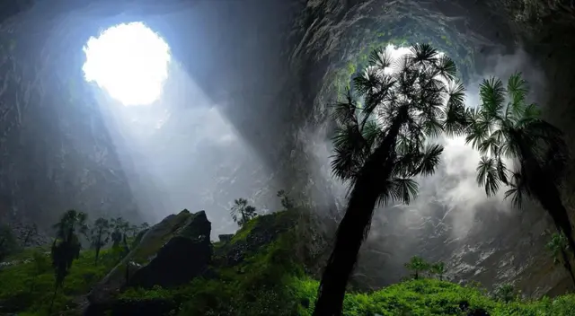 El sumidero de China tiene 306 metros de profundidad, y los expertos aseguran que podría albergar nuevas formas de vida animal.