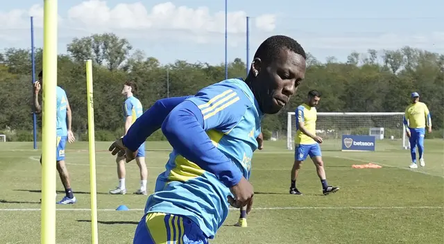 Luis Advíncula renovó contrato con Boca Juniors hasta el 2026. Foto: Boca Juniors