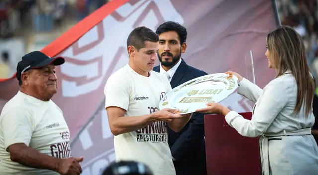 Aldo Corzo levantó el trofeo del Apertura por ser capitán de Universitario. Foto: Universitario