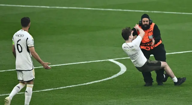 Intruso intentó abrazar a Nacho Fernández, defensa del Real Madrid Intruso intentó abrazar a Nacho Fernández, defensa del Real Madrid