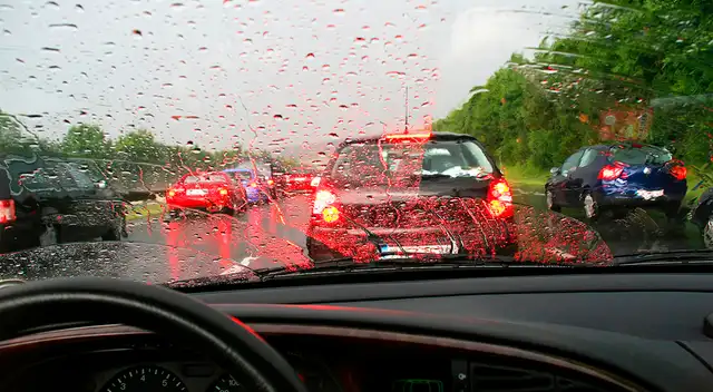 Los carros también pueden sufrir daños con el frío del invierno en Perú.