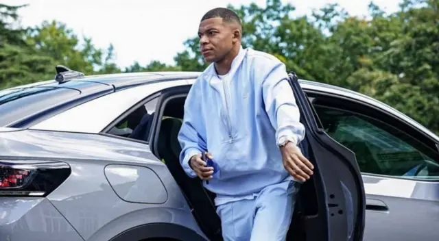 Kylian Mbappé y su lujoso vehículo que conduce tras su llegada a Madrid