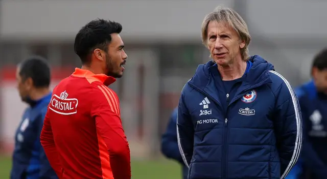Ricardo Gareca hablando con uno de los seleccionados