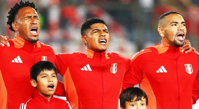Pedro Gallese, Wilmer Cartagena y Alexander Callens cantando el himno nacional.