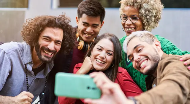 Celebra el Día Mundial del Selfie con las mejores frases para compartir en las redes sociales.