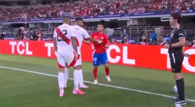 Alexis Sánchez y Alexander Callens tuvieron tenso cruce en el Perú vs Chile.