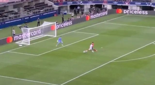 Edison Flores falló gol en el Perú vs Chile.